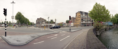 123630 Gezicht op de hoek Kleine Singel (links) en Wittevrouwensingel te Utrecht tijdens de sloop van de Mitsubishi ...